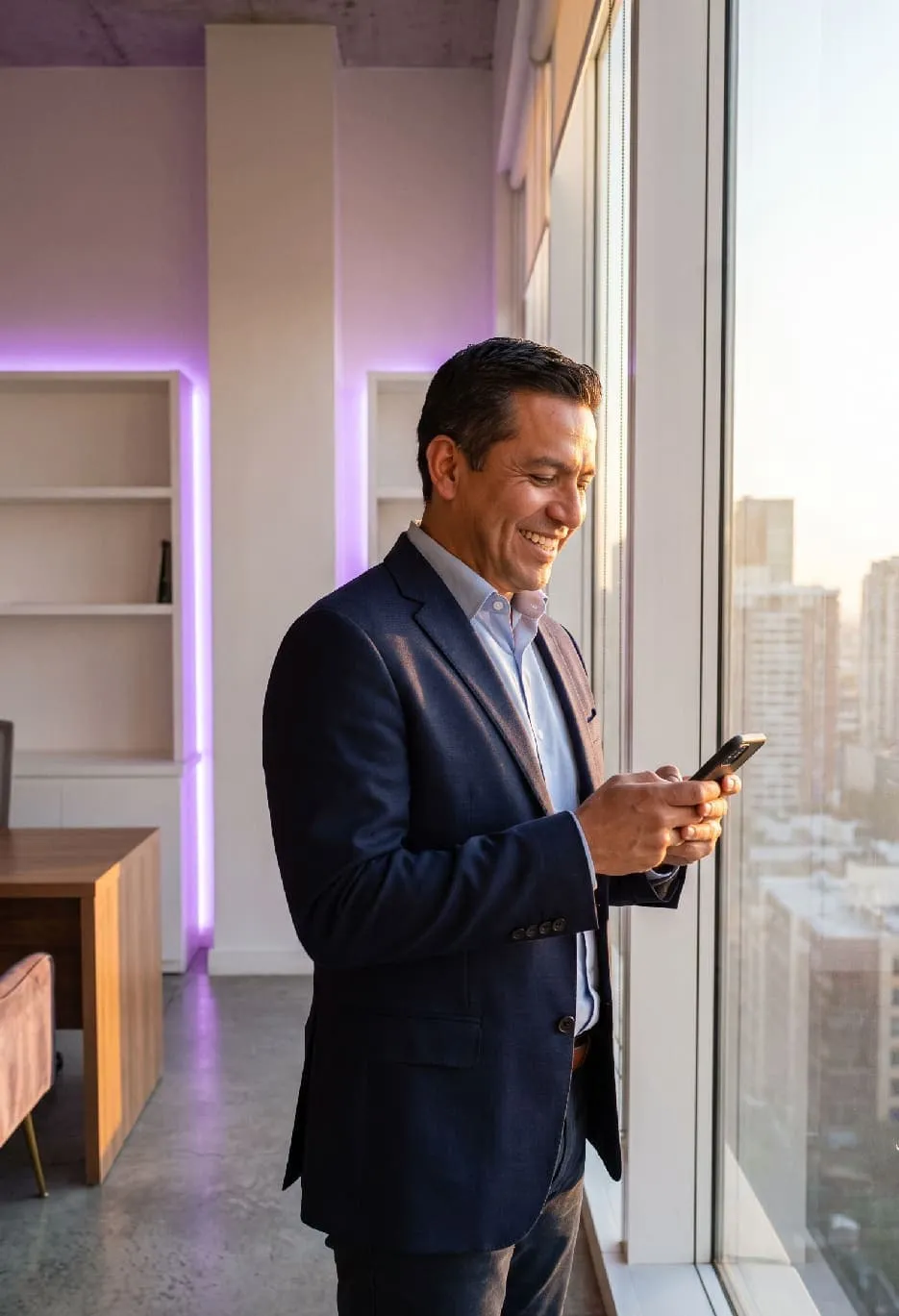 Un empresario lee una actualización del proyecto en su celular